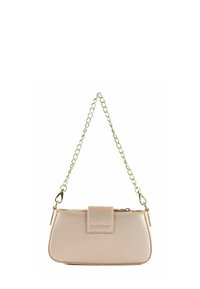 Sac à bandoulière beige texturé avec une chaîne dorée et un rabat frontal, présenté sur un fond blanc.