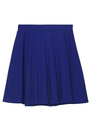 Niebieska plisowana spódnica z dopasowanym paskiem w talii, rozszerzająca się równomiernie, prezentowana na białym tle.
