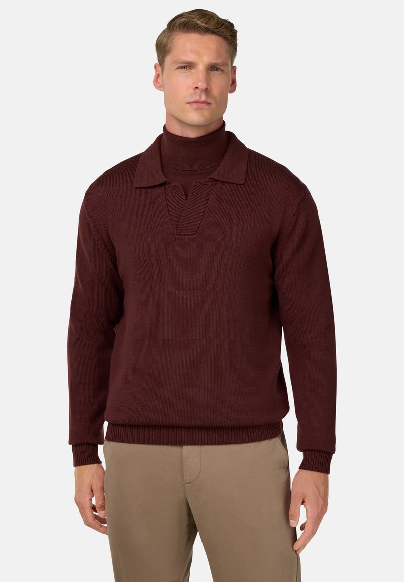 Maglione a maglia bordeaux con collo alto e colletto aperto. Caratterizzato da polsini e orlo a costine. Texture liscia con una forma rilassata.