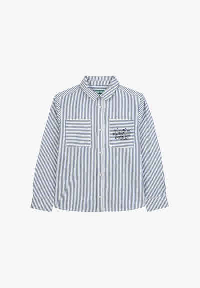 Chemise rayée à manches longues en coton bleu et blanc, avec deux poches avant et le logo brodé "KENZO PARIS" sur la poche gauche.