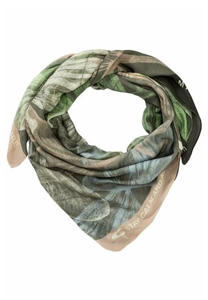 Foulard carré avec motifs de feuilles vertes et grises, plié en boucle lâche, avec des bords beiges et un texte partiel « RESTEZ CALME ET CONSCIENT ». 