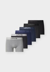 Six paires de boxers Levi's en noir, marine, gris foncé et gris clair, disposées en rangée décalée sur fond blanc.