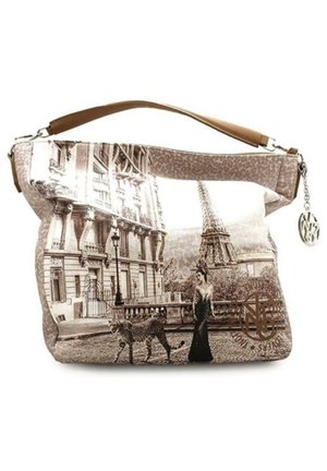 Borsa a tracolla beige e marrone con una stampa fotografica di una scena parigina, che ritrae un leopardo e la Torre Eiffel. Dettagliata con una tracolla in pelle e un logo.