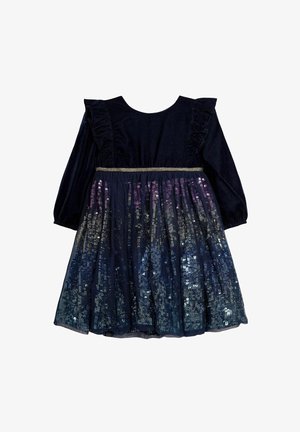 Abito blu navy con top in velluto, maniche arricciate e gonna decorata con paillettes in gradiente, caratterizzata da una vita con dettagli dorati.