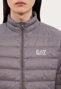 EA7 Emporio Armani TRAIN CORE JACKET - Casaco de penas - volcanic glass