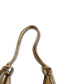 Handvatband van cognackleurig leer met een gladde textuur, voorzien van metalen accenten en een gedraaide ontwerp voor extra detail.