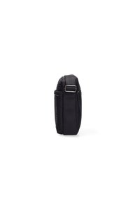 Borsa in nylon nero con una forma curvata, dotata di chiusura a zip e un gancio in metallo. Design minimalista con un logo discreto su un lato.