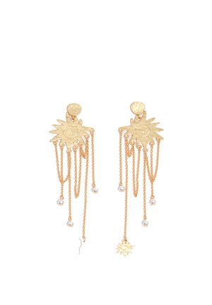 Pendientes dorados en forma de sol con cadenas colgantes adornadas con pequeñas perlas y un colgante de sol en una de las cadenas.