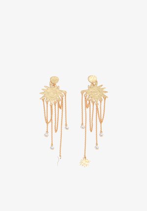 Kultaiset auringonmuotoiset korvakorut, joissa roikkuvat ketjut ja joissa on pieniä helmiä sekä aurinkoriipus yhdessä ketjussa.