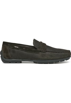 Mocassin pour hommes en daim brun foncé avec détails cousus, semelle en caoutchouc et petit logo Geox sur le côté.
