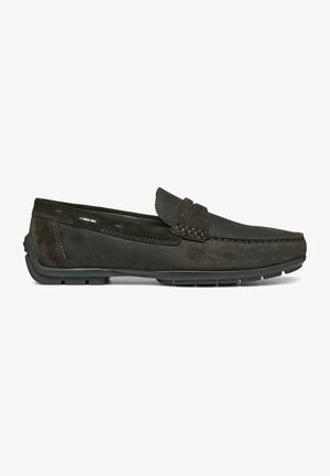 Mocasín para hombre de ante marrón oscuro con detalles cosidos, suela de goma y pequeño logo de Geox en el lateral.