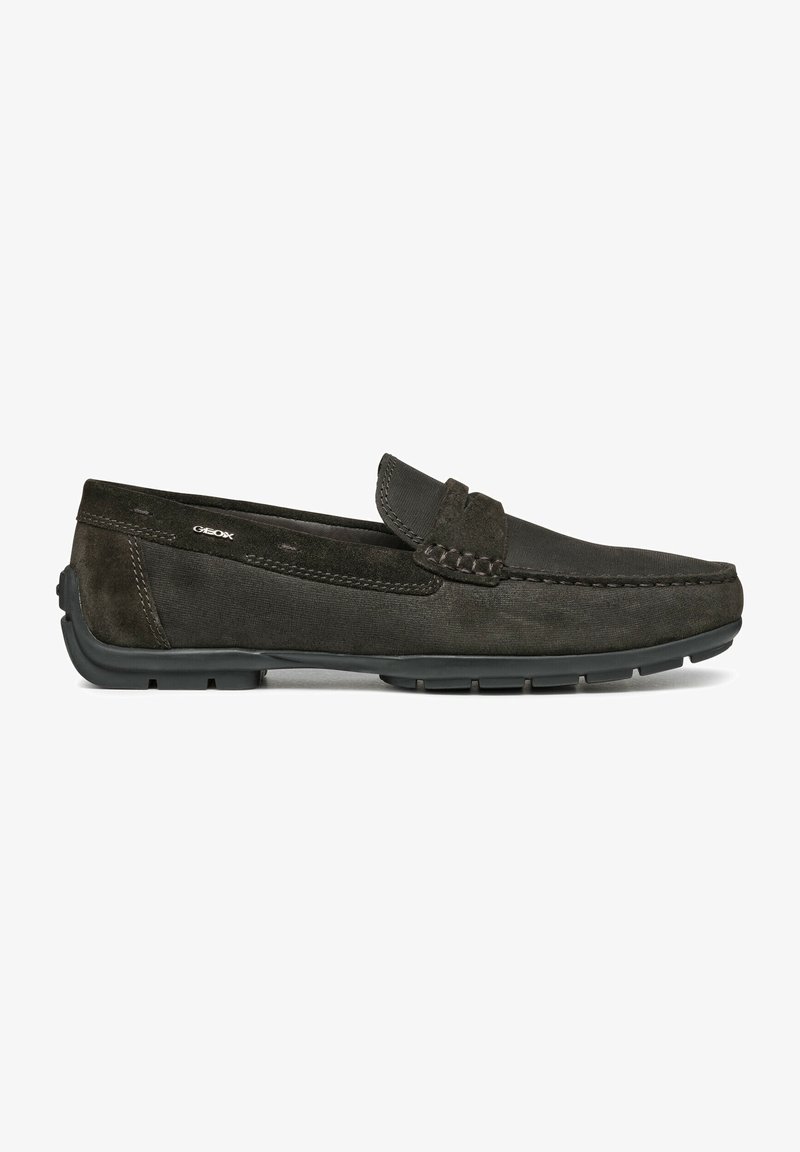 Mocassin pour hommes en daim brun foncé avec détails cousus, semelle en caoutchouc et petit logo Geox sur le côté.