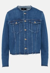 Giubbotto di jeans blu scuro, con un design accorciato, due tasche sul petto e orlo sfilacciato. Bottoni dorati danno un tocco di stile al davanti.