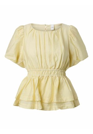 Lys gul kortermet bluse med innsvingt midje, rund hals, puffede ermer og lagdelt volangkant.
