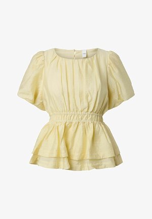 Lys gul kortermet bluse med innsvingt midje, rund hals, puffede ermer og lagdelt volangkant.