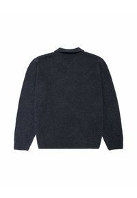 Ciemnoniebieski sweter o miękkiej teksturze, z długimi rękawami i klasycznym kołnierzykiem. Tył ma prosty design bez dodatkowych zdobień.