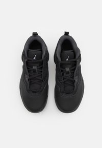 Czarne buty sportowe z teksturowanym czubkiem ze skóry, górą z siateczki i tonami sznurowadeł. Zawierają pętelkę oraz mały akcent z logo.