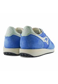 Sneaker blu in suede con dettagli in pelle bianca, retro testurizzato e suola in gomma spessa con un motivo di battistrada nero.