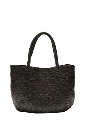 Czarna pleciona torba na ramię z dwoma zaokrąglonymi uchwytami i lekko zakrzywioną górną krawędzią, zaprojektowana do noszenia w ręce lub na ramieniu.