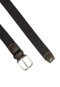 Cintura in tessuto nero intrecciato con punta e fibbia in pelle marrone scuro. Presenta una fibbia rettangolare in metallo argentato e un design a trama testurizzata.