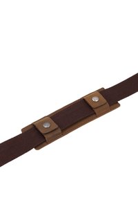 Sangle en tissu marron avec une pièce en cuir et des fermetures à pression en métal sur un fond blanc, présentée en gros plan et de manière diagonale.