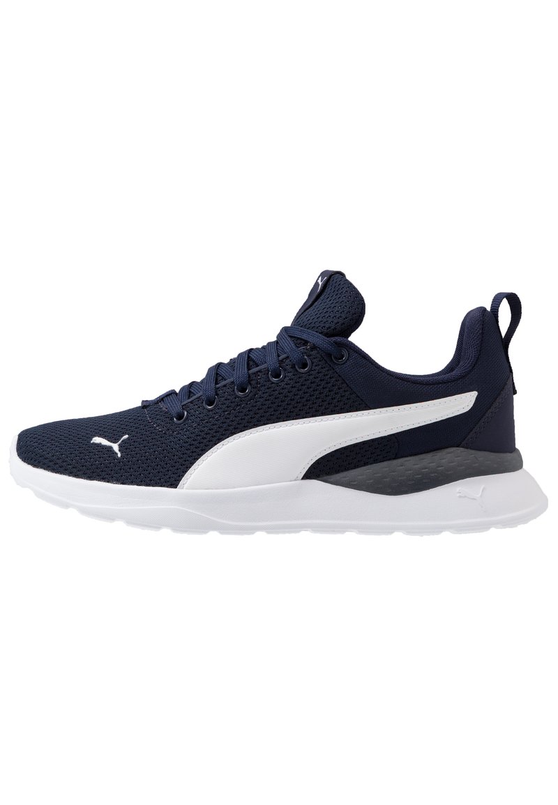 Marine mesh sportieve schoen met witte accenten en een gestructureerde grijze hak. Voorzien van ronde veters en een gevoerde zool voor comfort.