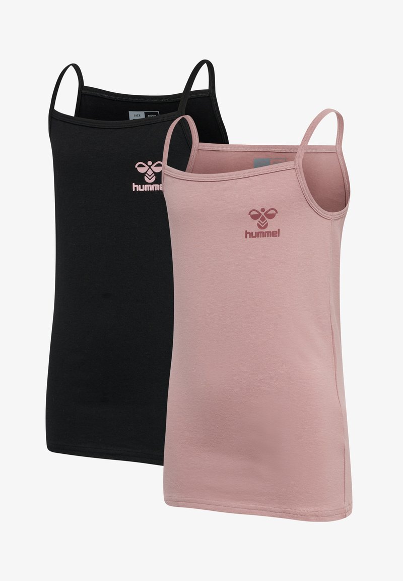 Två linnen: ett svart och ett ljusrosa. Båda har tunna axelremmar och en logotyp på framsidan. Tillverkade av mjukt, töjbart tyg.