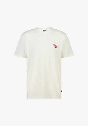 Wit T-shirt met korte mouwen met een kleine rode tomaatafbeelding en de tekst "Saturday Farmers Market" op de linkerborst.