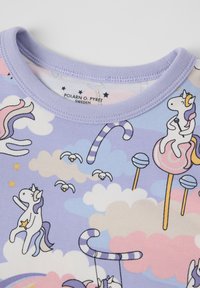 Paarse T-shirt met korte mouwen, versierd met een speels eenhoornpatroon met wolken, sterren en suikerstokken, gemaakt van zachte, ademende stof.