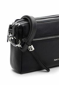 Borsa a tracolla nera in pelle con cerniere argentate, forma rettangolare, tracolla regolabile e accenti hardware notevoli. Texture liscia.