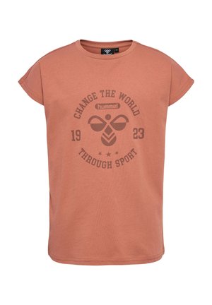 T-shirt z krótkim rękawem w kolorze rdzy, wykonany z bawełny, z okrągłym dekoltem. Posiada nadrukowane logo i tekst: "ZMIENIAJ ŚWIAT POPRZEZ SPORT."