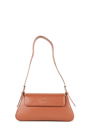 Bolso de mano de cuero marrón con forma triangular estructurada, tapa frontal plana y una correa de hombro desmontable. Detalle del logo en dorado en la tapa.