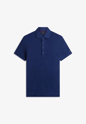 Mornarsko modra polo majica s kratkimi rokavi, tremi gumbi spredaj in majhnim logotipom na levem rokavu.