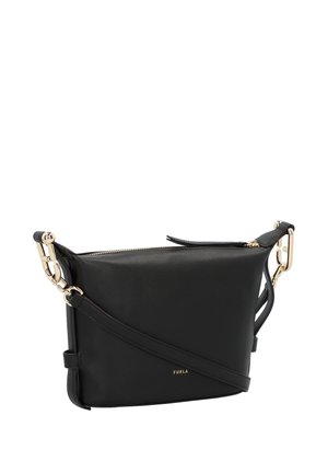 Sac en cuir noir à bandoulière avec quincaillerie dorée, fermeture éclair et une sangle ajustable avec une texture lisse et un design minimaliste.