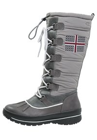 Bota de invierno gris con parte superior de tejido acolchado, cordones en la parte delantera, parche decorativo con diseño de bandera y suela de goma con tracción.