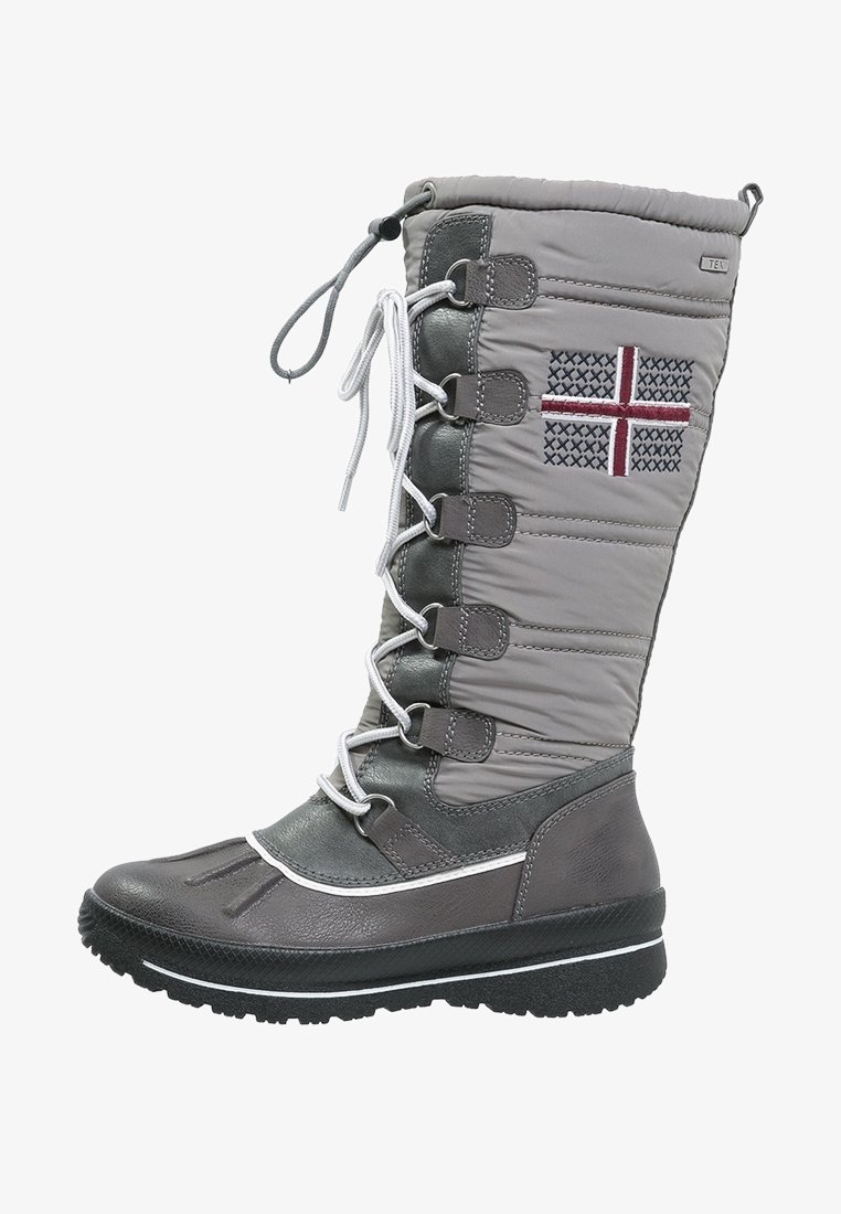 Bota de invierno gris con parte superior de tejido acolchado, cordones en la parte delantera, parche decorativo con diseño de bandera y suela de goma con tracción.
