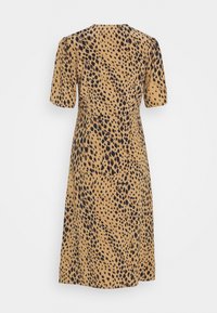 Vestido de estampado de leopardo con mangas cortas, que presenta un escote en forma de V, una silueta en A y una tela texturizada color marrón claro con manchas negras.