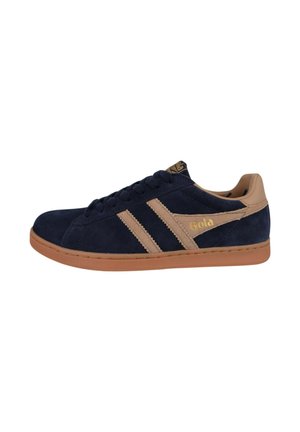Zapatilla deportiva de ante azul marino con rayas en tono beige, collarín de talón beige, suela de goma, cordones negros y la marca "Gola" en dorado en el lateral.