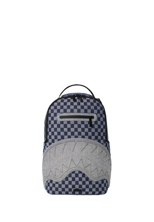 Zaino a quadretti blu e grigio con una tasca frontale grigia con motivo a zigzag e un piccolo scomparto con zip sopra.