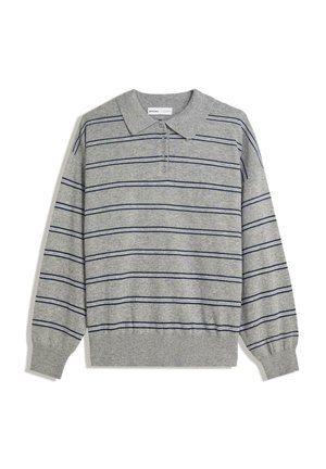 Szary sweter z dzianiny z długim rękawem i kołnierzykiem typu polo, z granatowymi poziomymi paskami oraz prążkowanymi mankietami i dołem, rozłożony na białym tle.