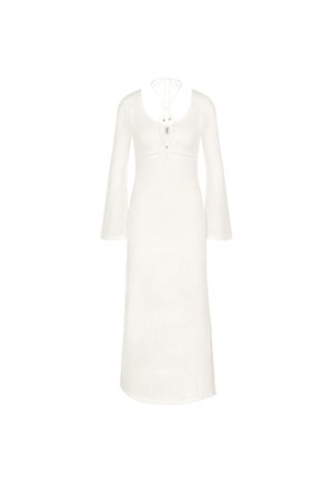 Longue robe en maille blanche avec manches longues, encolure dégagée, ouverture clé en devant avec boutons, et un nœud au niveau du cou.