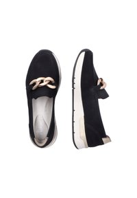 Scarpe slip-on in suede nero con un accento di catena dorata, suola texturizzata e piattaforma chiara. Fodera interna liscia.