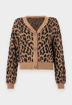 Cardigan raccourci en beige avec imprimé léopard noir. Il présente un col en V, un ourlet et des poignets côtelés, ainsi que cinq boutons sur le devant. Texture douce.