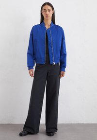 Marc O'Polo BLOUSON DETAILS ZIPPER POCKET ON SLEEVE - Bomberjacks - shiny blue