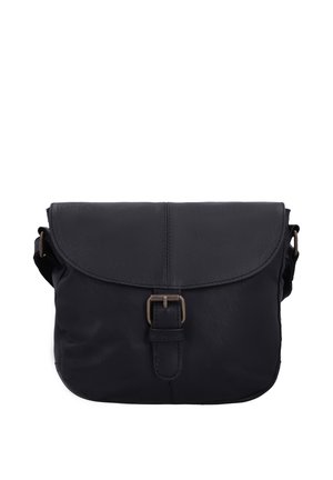 Bolso bandolera de cuero negro con solapa y cierre de hebilla, costuras visibles y correa de hombro ajustable sobre fondo blanco.