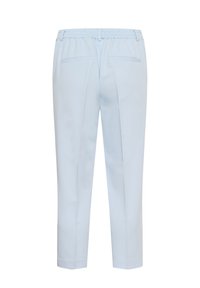Pantalon bleu clair sur mesure avec taille élastique, passants pour ceinture et deux poches passepoilées à l'arrière, vu de dos.