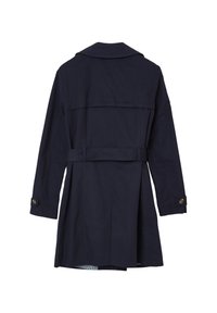 Cappotto trench navy con vita regolabile, maniche lunghe e polsini con bottone; presenta un yoke posteriore e uno spacco all'orlo per la libertà di movimento.