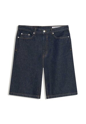 Shorts di jeans blu scuro alla lunghezza del ginocchio con bottone frontale, cerniera, passanti per cintura e cinque tasche, posati distesi su sfondo bianco.