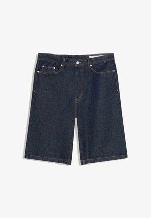 Dunkelblaue Jeans-Knielange Shorts mit Frontknopf, Reißverschluss, Gürtelschlaufen und fünf Taschen, flach auf weißem Hintergrund liegend.