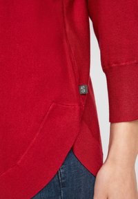QS Sweter